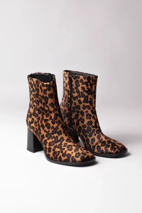 Un par de botas animal print.