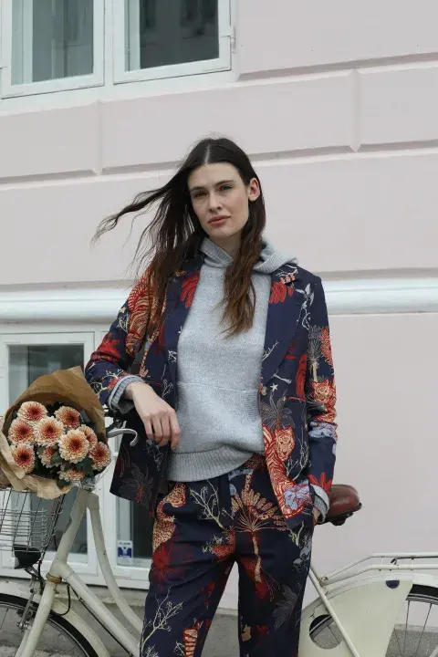 Una modelo mujer usando ropa de la marca Las Sureñas. Una modelo mujer usando ropa de la marca Las Sureñas.