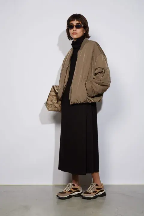 Modelo usando una campera oversize. Modelo usando una campera oversize.