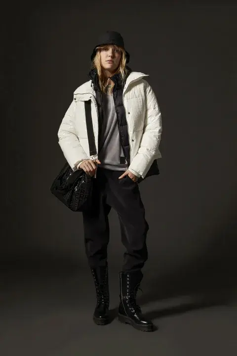 Modelo usando una campera oversize. Modelo usando una campera oversize.