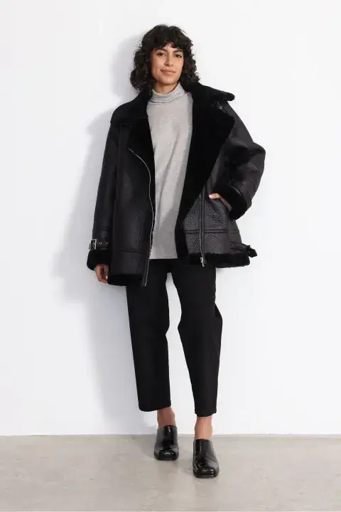 Modelo usando una campera oversize. Modelo usando una campera oversize.
