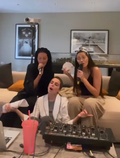El emotivo momento que compartieron las hermanas Sabatini antes de la boda de Oriana. El emotivo momento que compartieron las hermanas Sabatini antes de la boda de Oriana.