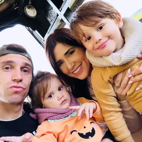 Dibu Martínez, su esposa Mandinha y sus 2 hijos. Dibu Martínez, su esposa Mandinha y sus 2 hijos.