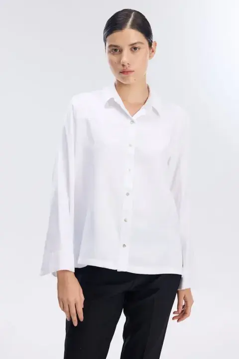 Modelo usando una camisa blanca. Modelo usando una camisa blanca.