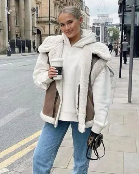 Mujer en la calle usando un chaleco. Mujer en la calle usando un chaleco.