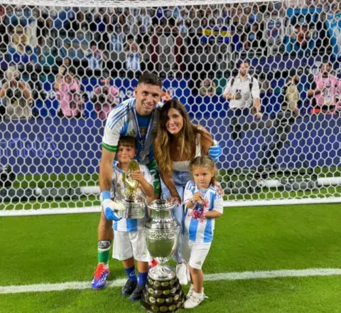 El Dibu Martínez con su esposa, Mandinha Martinez, y sus hijos en la Copa América. El Dibu Martínez con su esposa, Mandinha Martinez, y sus hijos en la Copa América.