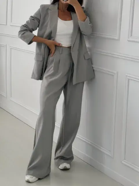 Mujer usando un traje gris. Mujer usando un traje gris.