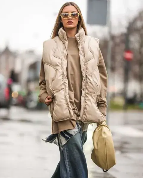 Mujer en la calle usando chaleco. Mujer en la calle usando chaleco.