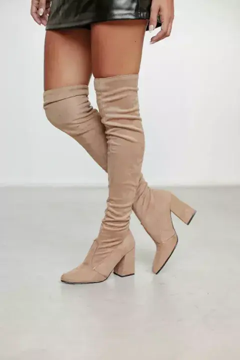 Piernas de modelo usando botas over the knee. Piernas de modelo usando botas over the knee.