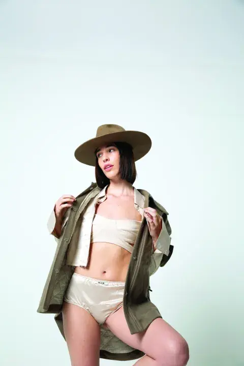 Modelo con chaqueta y ropa interior. Modelo con chaqueta y ropa interior.