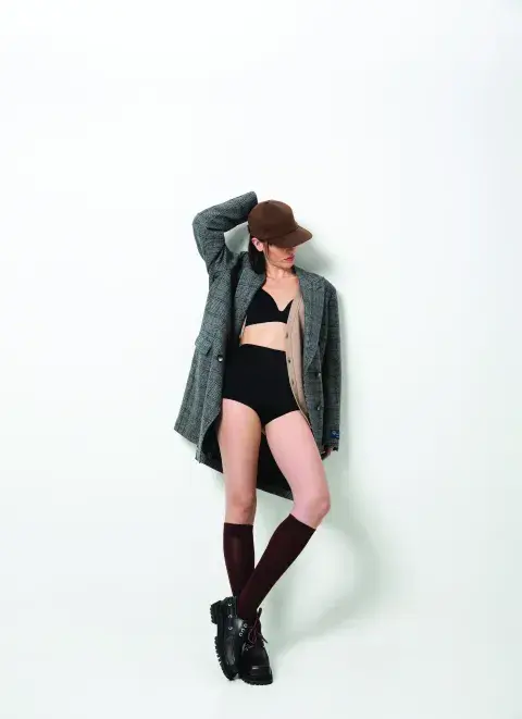 Modelo con sobretodo y ropa interior. Modelo con sobretodo y ropa interior.