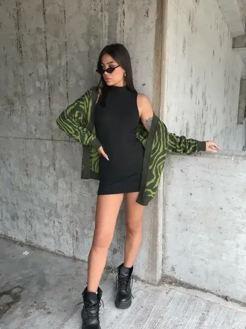 Una modelo usando un suéter animal print.