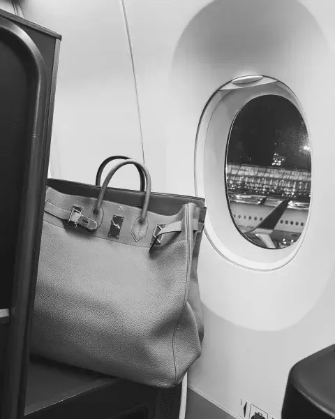 Mauro Icardi posteó la foto de una cartera de mujer que no sería de Wanda Nara. Mauro Icardi posteó la foto de una cartera de mujer que no sería de Wanda Nara.