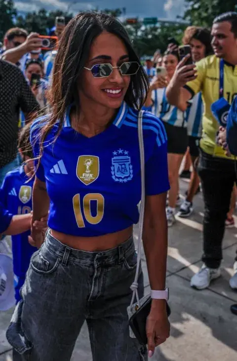 Antonela Roccuzzo llegando al encuentro Argentina vs. Ecuador.