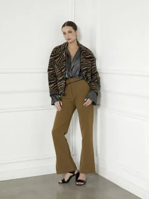 Modelo con saco animal print.