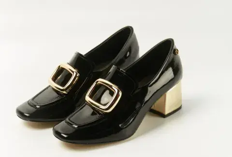 Zapato de charol con herraje y taco dorado. Zapato de charol con herraje y taco dorado.