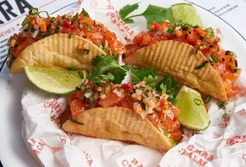 Wantacos con Trucha y Palta en Barra Chalaca Wantacos con Trucha y Palta en Barra Chalaca