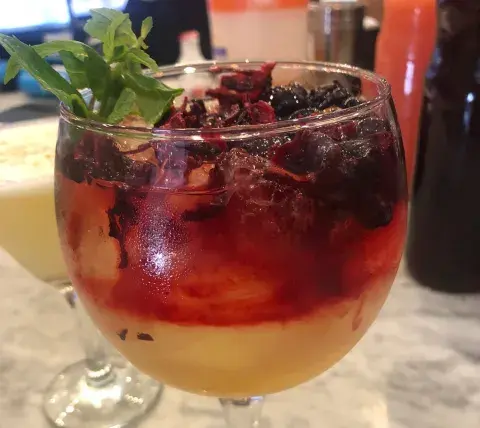 Blossom, uno de los expertos en daiquiri. Blossom, uno de los expertos en daiquiri.