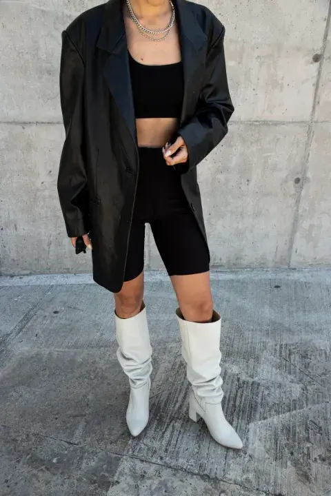 Piernas de modelo usando botas over the knee. Piernas de modelo usando botas over the knee.