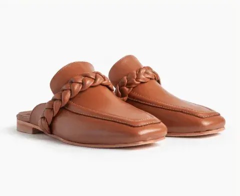 Mules de cuero color camel con detalle trenzado. Mules de cuero color camel con detalle trenzado.