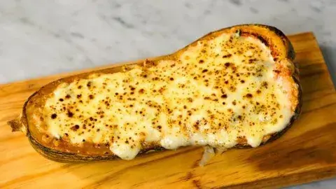 Calabaza rellena con queso gratinado. Calabaza rellena con queso gratinado.