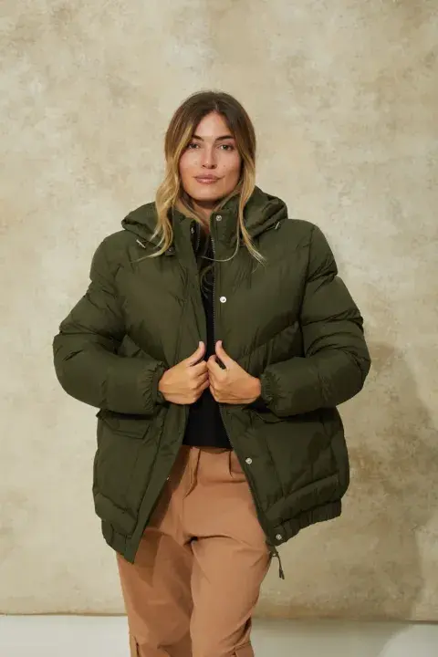 Modelo usando campera oversize. Modelo usando campera oversize.