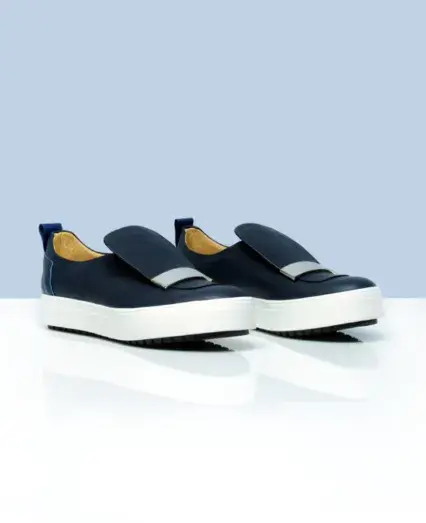 Zapato tipo zapatilla de cuero con herraje. Zapato tipo zapatilla de cuero con herraje.
