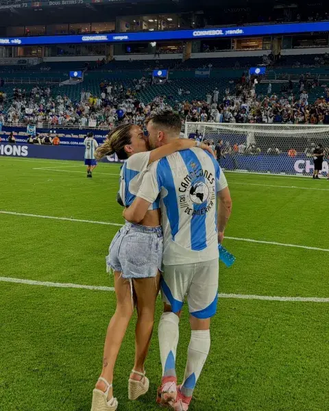 Caro Calvagni se besa con Nicolás Tagliafico en la final de la Copa América 2024. Caro Calvagni se besa con Nicolás Tagliafico en la final de la Copa América 2024.