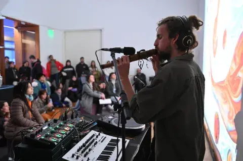 Un músico tocando un instrumento. Un músico tocando un instrumento.