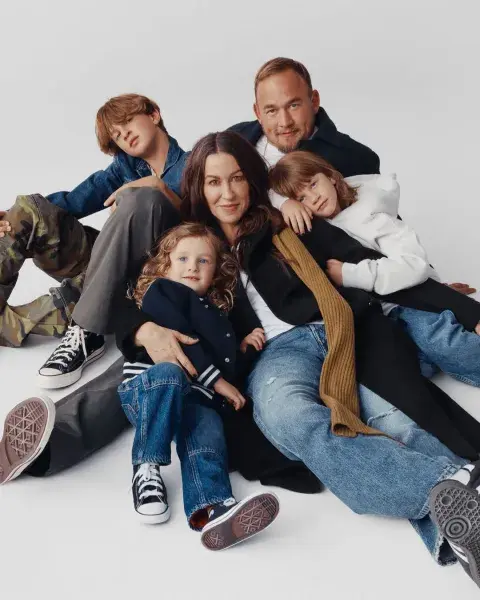 Alanis Morissette, su marido y sus tres hijos Alanis Morissette, su marido y sus tres hijos
