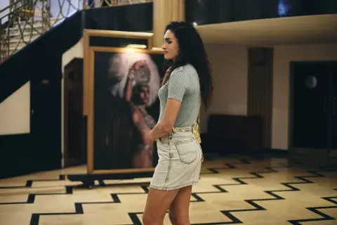 Fotografía de Mina Serrano en una escena de la serie Cris Miró (Ella).