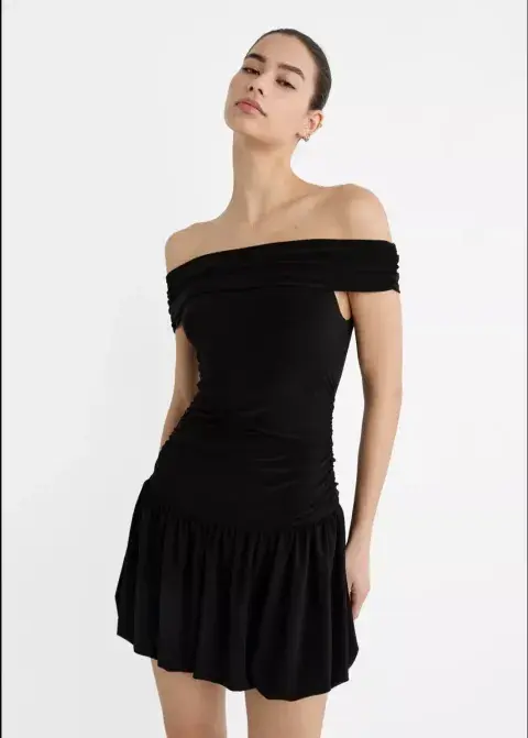 Modelo usando un vestido globo.