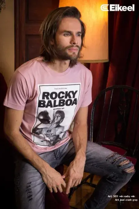 Un modelo hombre usando ropa de una marca.