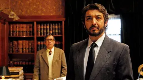 Fotograma de Ricardo Darín y Guillermo Francella en El secreto de sus ojos. Fotograma de Ricardo Darín y Guillermo Francella en El secreto de sus ojos.