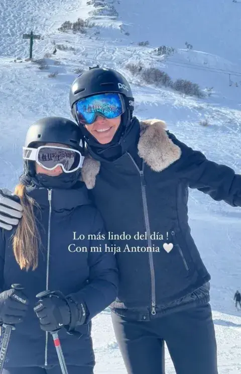 Juliana Awada y Antonia Macri en la nieve. Juliana Awada y Antonia Macri en la nieve.