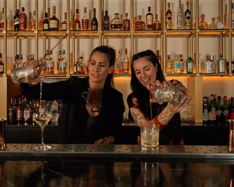 FELICIA BAR: Mona Gallosi, creadora de la carta, y Agustina Vigo, head bartender. FELICIA BAR: Mona Gallosi, creadora de la carta, y Agustina Vigo, head bartender.