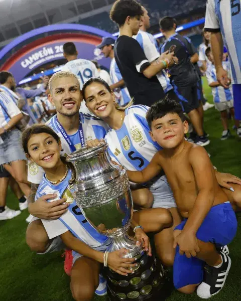 Foto de Leandro Paredes junto a su familia. Foto de Leandro Paredes junto a su familia.