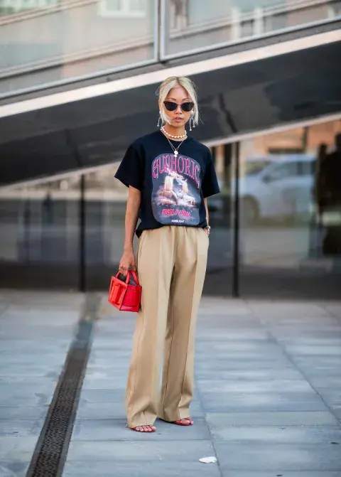 Classy chic. La mezcla de la remera rockera con el pantalón sastrero es lo más. Los accesorios que acompañan net y elegantes y las gafas ultra modernas son el mix ideal. Classy chic. La mezcla de la remera rockera con el pantalón sastrero es lo más. Los accesorios que acompañan net y elegantes y las gafas ultra modernas son el mix ideal.