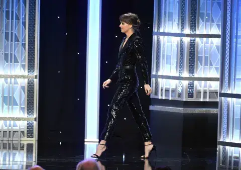Fotografía de Dakota Johnson en el escenario de los Hollywood Film Awards. Fotografía de Dakota Johnson en el escenario de los Hollywood Film Awards.