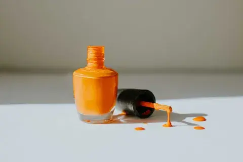 Es el tono elegido, no sólo porque es canchero y aporta mucho power a nuestro look de manos, además, se trata de una paleta que naturalmente brinda energías positivas Es el tono elegido, no sólo porque es canchero y aporta mucho power a nuestro look de manos, además, se trata de una paleta que naturalmente brinda energías positivas