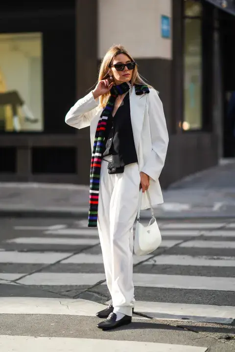 Mujer abrigada con look de invierno por las calles.