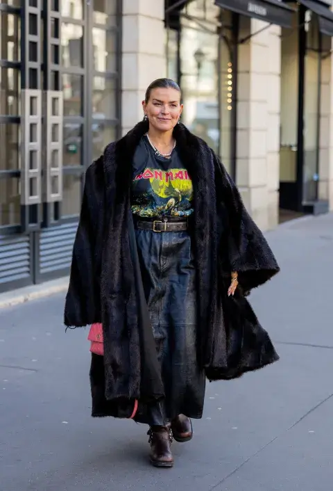 Rocker. El cuero, la piel y los borcegos son los compañeros clásicos para este tipo de t-shirt que sigue encajando perfecto en este tipo de outfit que respira rock. Rocker. El cuero, la piel y los borcegos son los compañeros clásicos para este tipo de t-shirt que sigue encajando perfecto en este tipo de outfit que respira rock.
