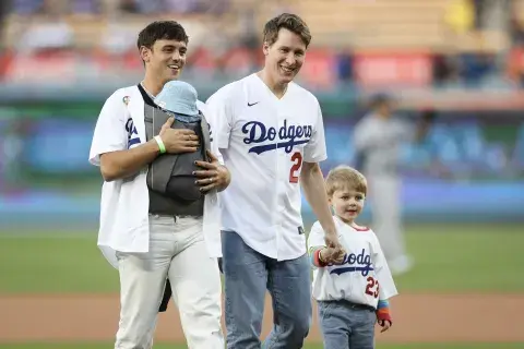 Tom Daley junto a su esposo e hijos.