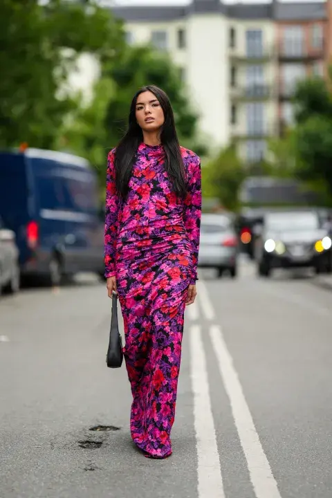 Mujer con vestdio al cuerpo de flores en las calles de nueva York.