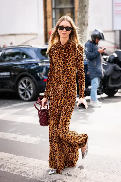 Mujer con vestido de leopardo por la ciudad.