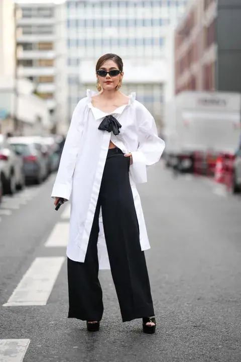 Mujer con conjunto blanco y negro por las calles de Paris. 