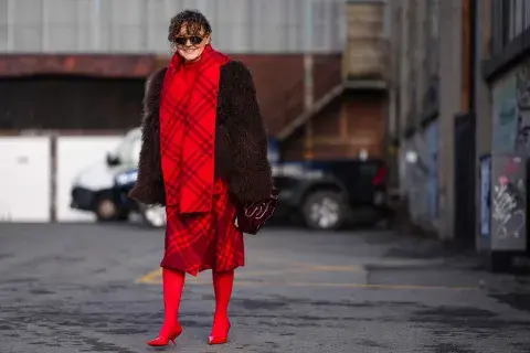 En este sentido, las maxi bufandas se convirtieron en el accesorio aleado de cualquier look En este sentido, las maxi bufandas se convirtieron en el accesorio aleado de cualquier look
