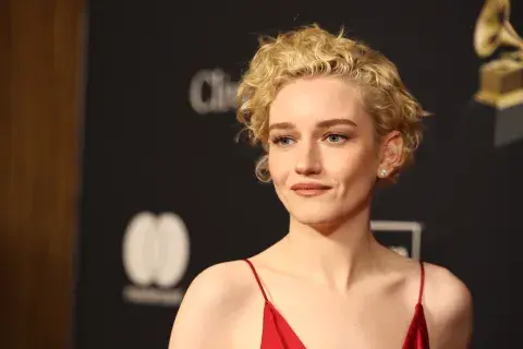 Imagen de Julia Garner en los Premios Grammy. Imagen de Julia Garner en los Premios Grammy.