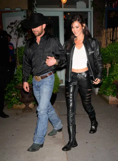 Foto de Bella Hadid en la calle con un hombre. Foto de Bella Hadid en la calle con un hombre.
