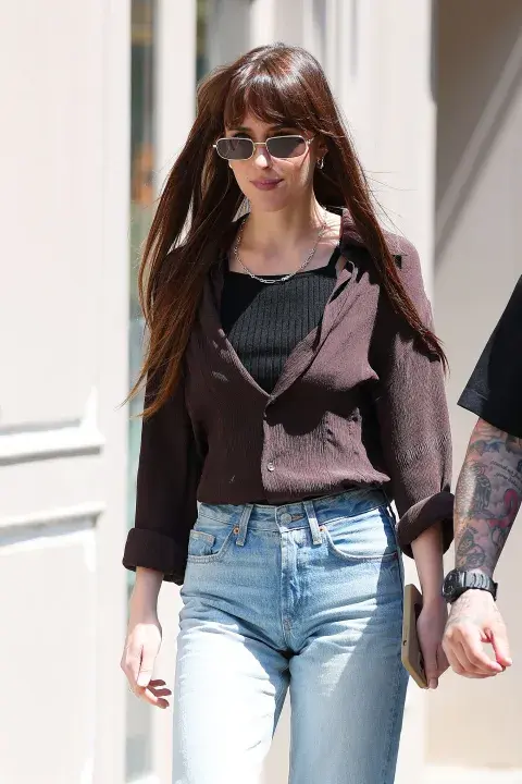 Dakota Johnson en el set de filmación de su próxima película en las calles de Nueva York, con un look casual y su pelo bien largo y suelto. Dakota Johnson en el set de filmación de su próxima película en las calles de Nueva York, con un look casual y su pelo bien largo y suelto.